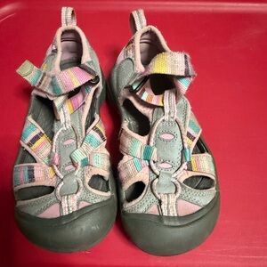 Keen: Kids Closed-Toe Sandals in Pink and Multicolor Stripe